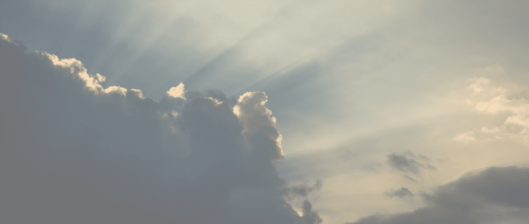 Burnout-Behandlung - Sonnenstrahlen zeigen sich hinter dunkler Wolke