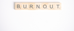 Modediagnose Burnout, geschrieben in Holzbuchstaben