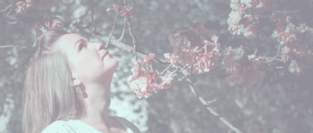Kerstin Böcker unter einem blühenden Kirschbaum