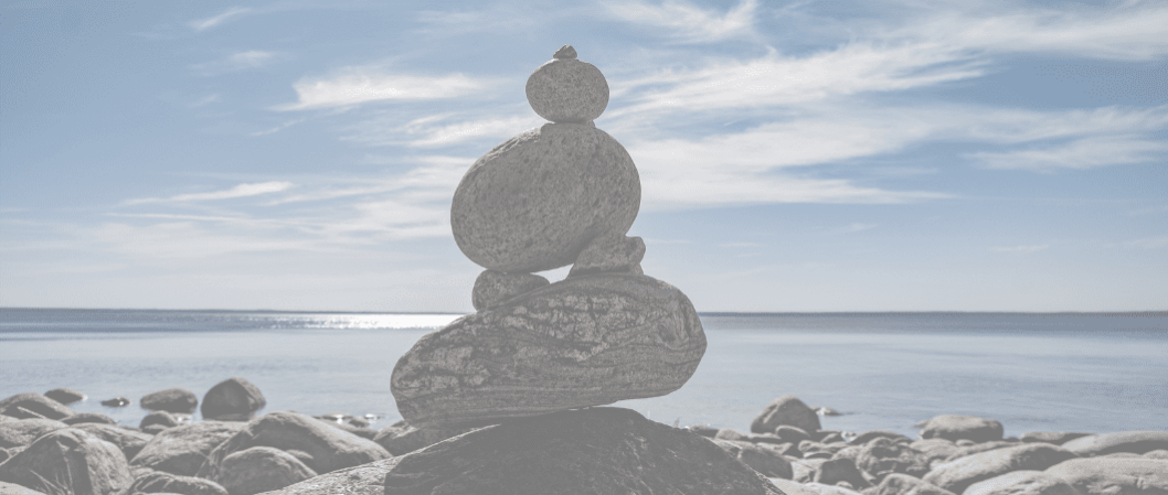 Steinturm am Meer als Symbole für Balance