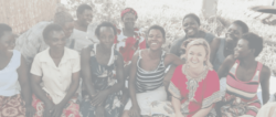 Tina Eckert von Karmalaya mit Frauen in Uganda