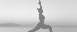 Frau macht Yoga Position Krieger am Strand
